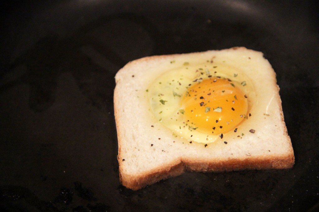 egg-in-hole-avant-cuisson