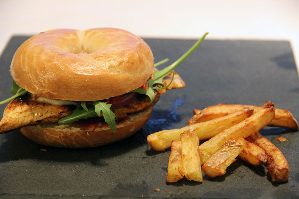 bagel-burger-poulet-tomate-cerise-3