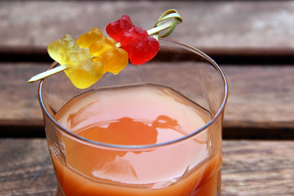 Photo Deux Cocktails Roses Avec Des Paillettes D'or Et Une Guimauve Sur Le  Dessus Ai Généré