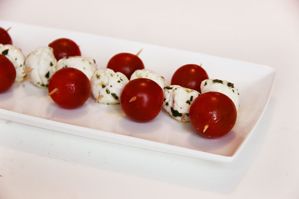 Brochettes apéritives à la mozzarella - A table avec Maya