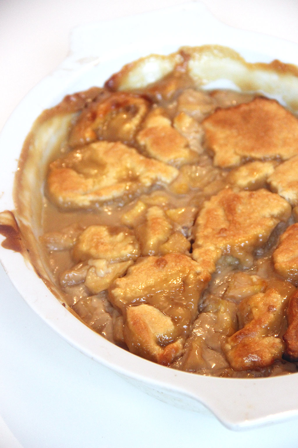 Spécialité du Québec Pouding chômeur aux pommes et sirop d’érable