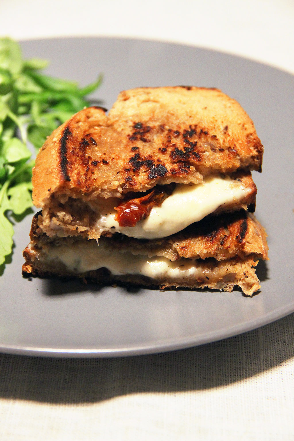 Grilled cheese caprese mozzarella, tomate séchée basilic Not parisienne