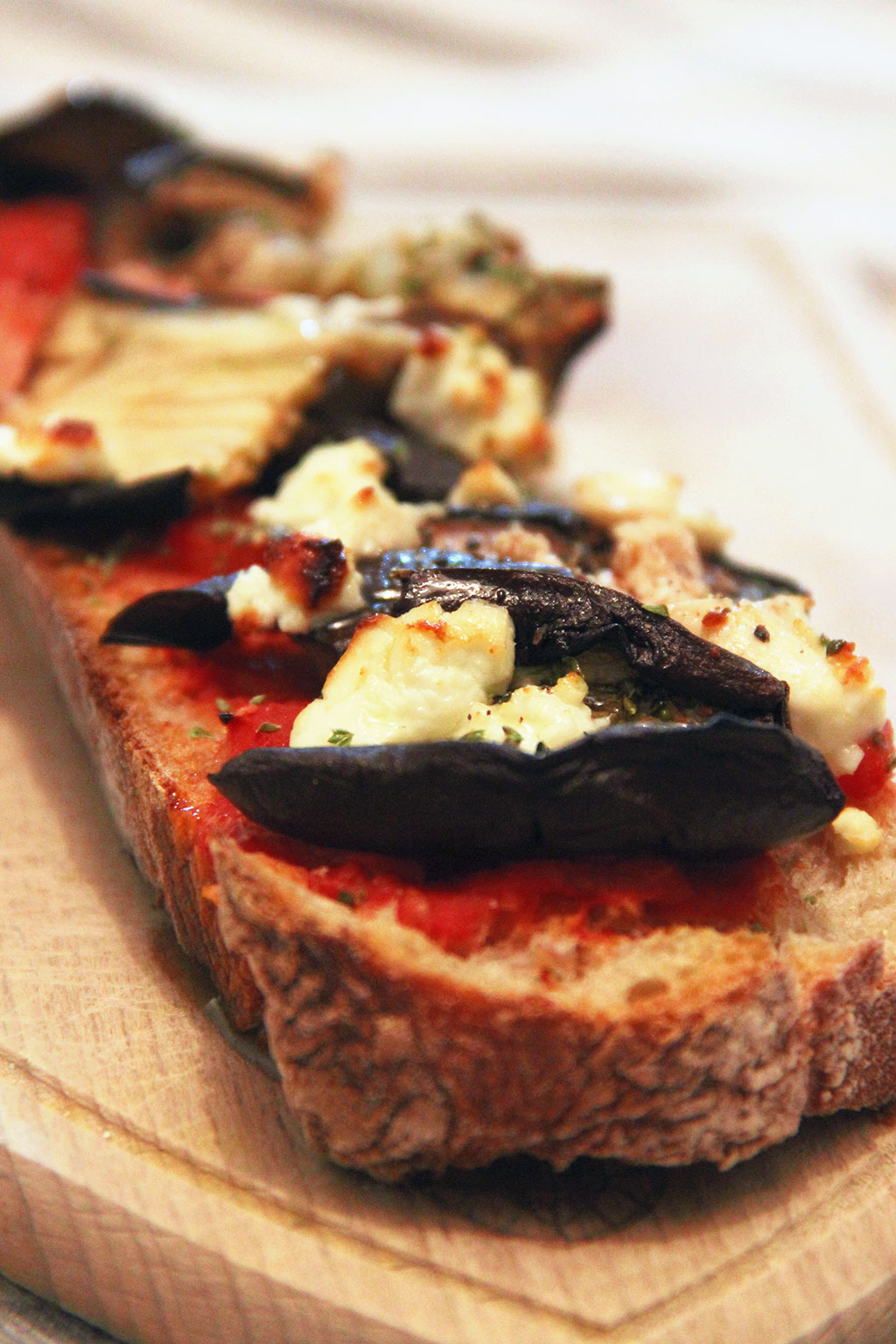 Bruschetta aubergine, feta et origan Not Parisienne