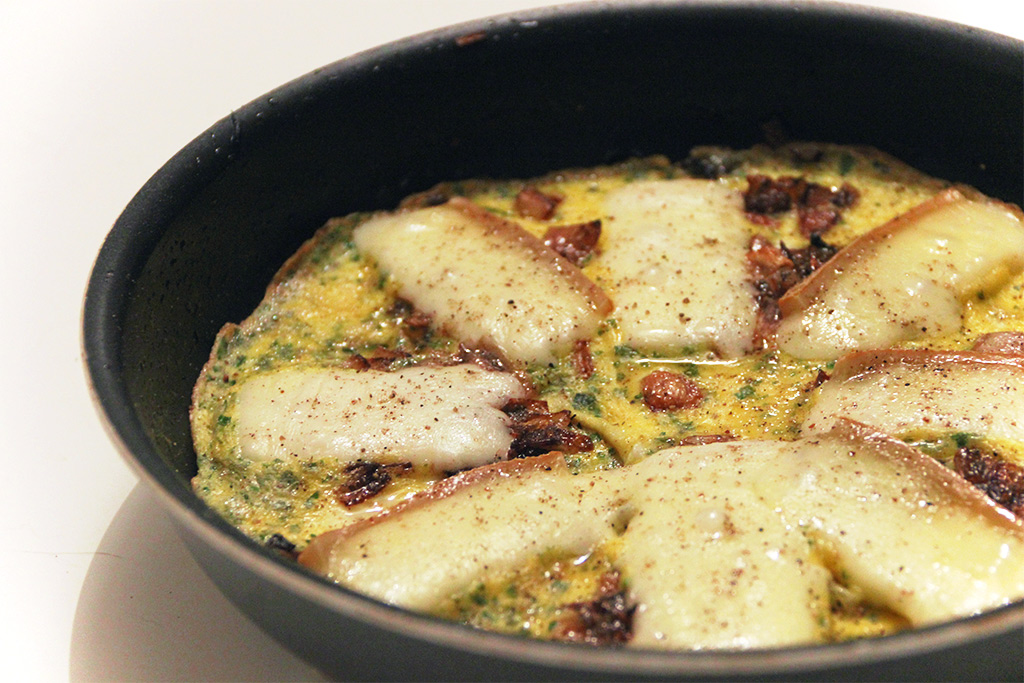 Omelette raclette et fondue d’échalote
