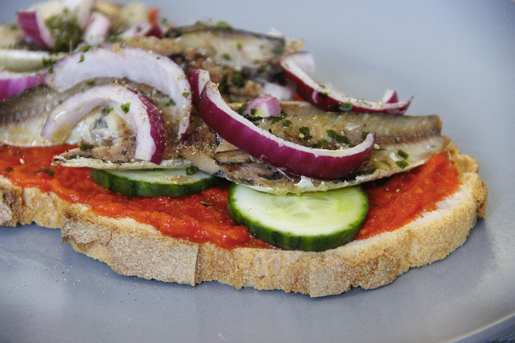Tartine aux sardines, poivrons et coriandre Not parisienne