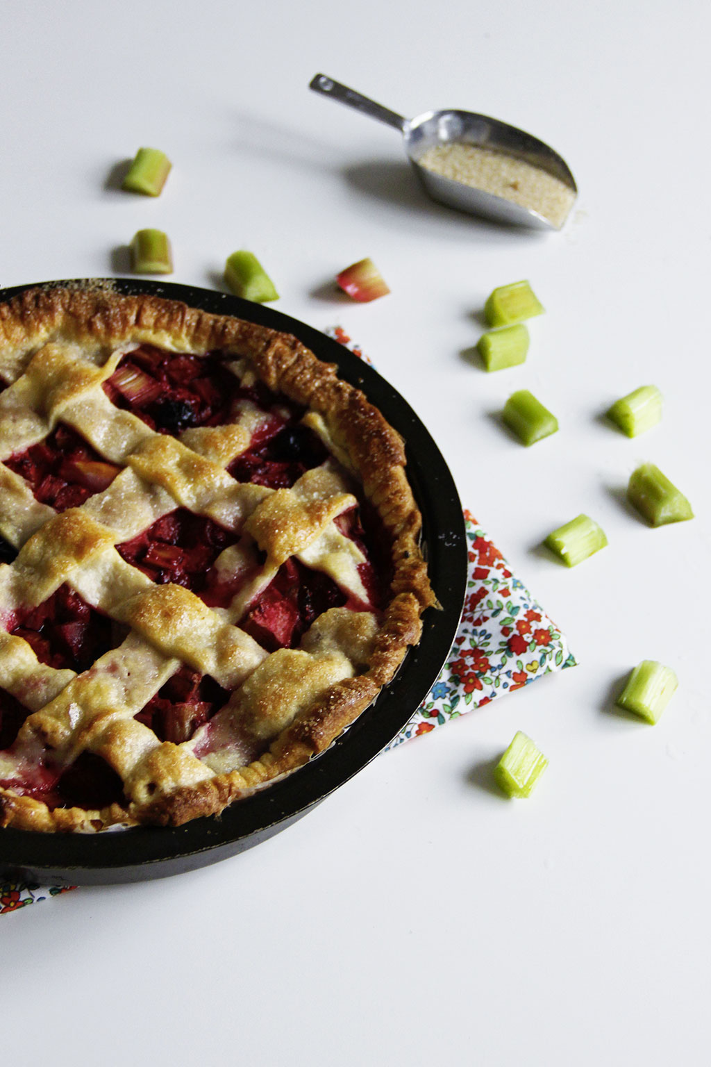 Tourte Aux Fruits Rouges Tourte à la rhubarbe et aux fruits rouges - Not parisienne